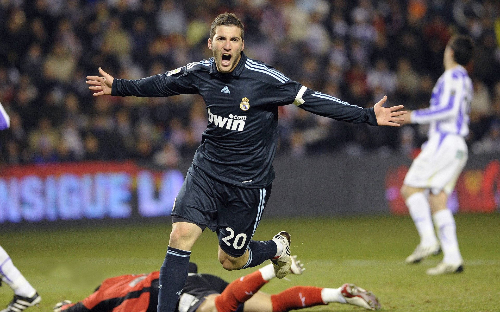 AYX SPORTS-电竞赛场焦点！荷兰队对阵葡萄牙队，核心球员受伤，球队前景蒙阴影